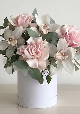 Композиция из орхидей и французских роз