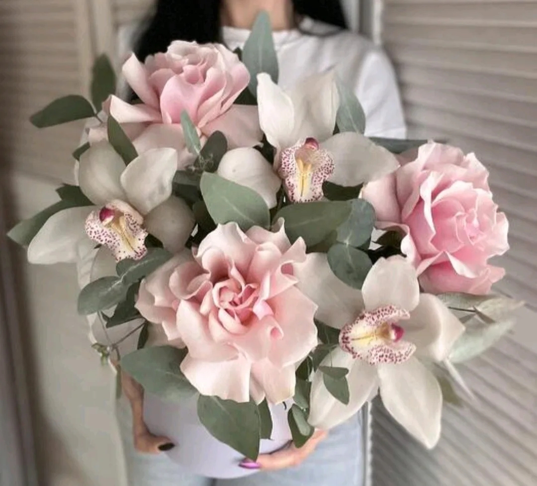 Композиция из орхидей и французских роз