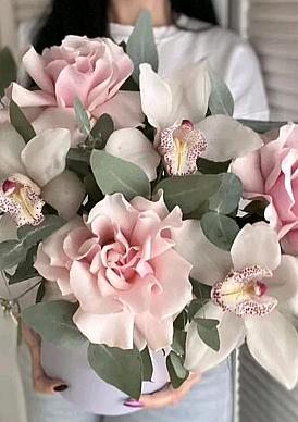 Композиция из орхидей и французских роз