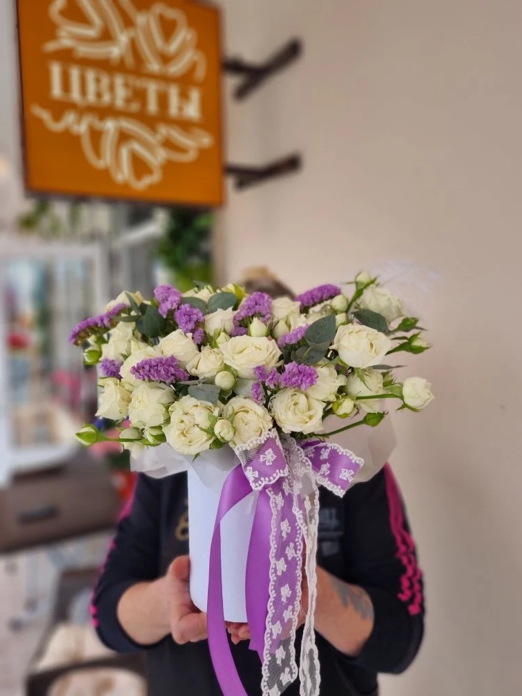 Композиция из белых кустовых роз и статицы "Валенсия"