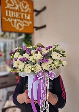 Композиция из белых кустовых роз и статицы "Валенсия"