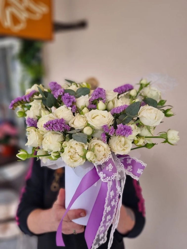 Композиция из белых кустовых роз и статицы "Валенсия"