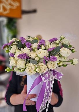 Композиция из белых кустовых роз и статицы "Валенсия"