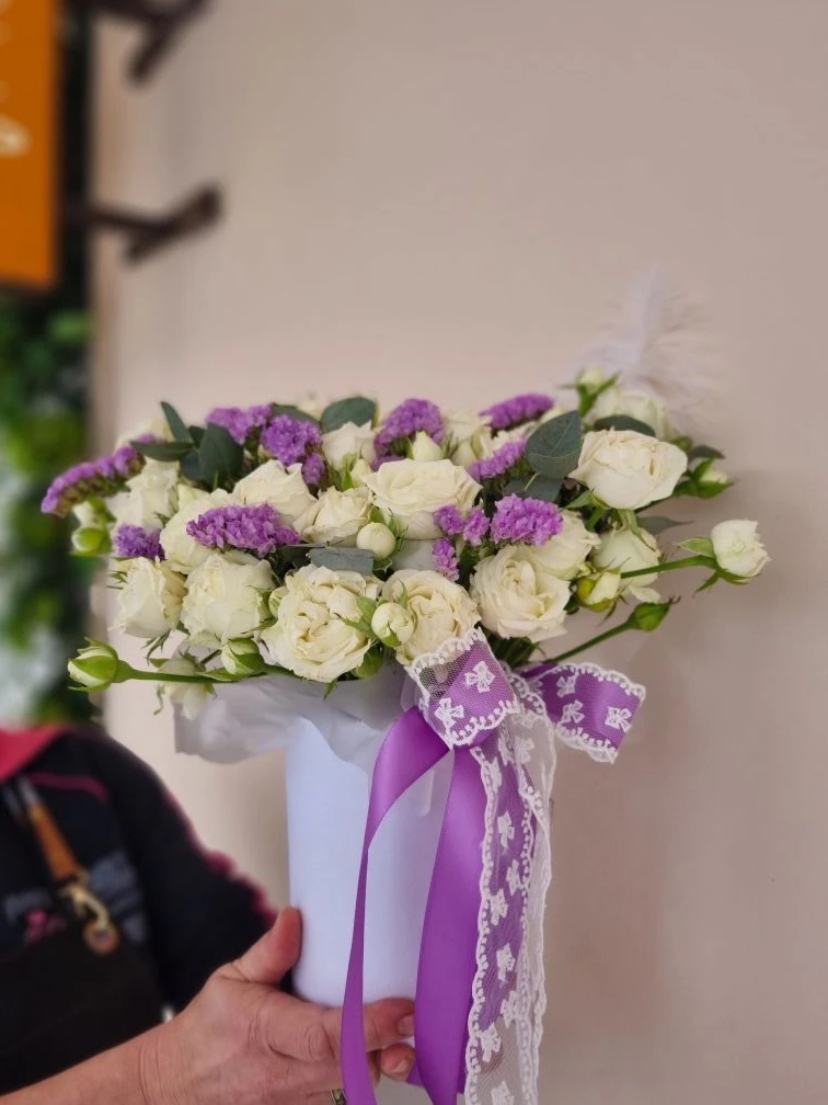 Композиция из белых кустовых роз и статицы "Валенсия"