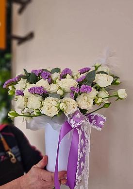 Композиция из белых кустовых роз и статицы "Валенсия"